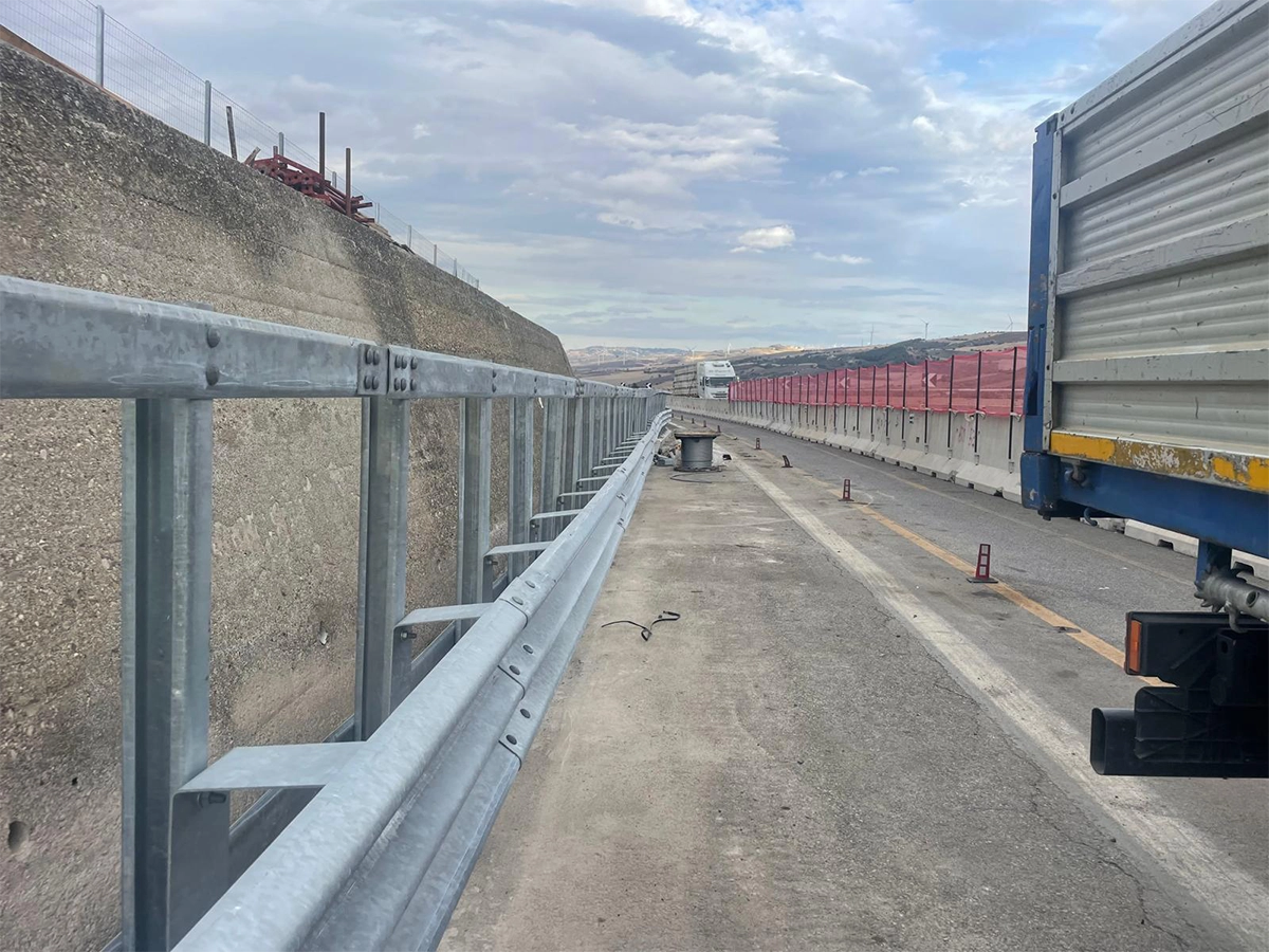 Barriere guardrail installate su strada